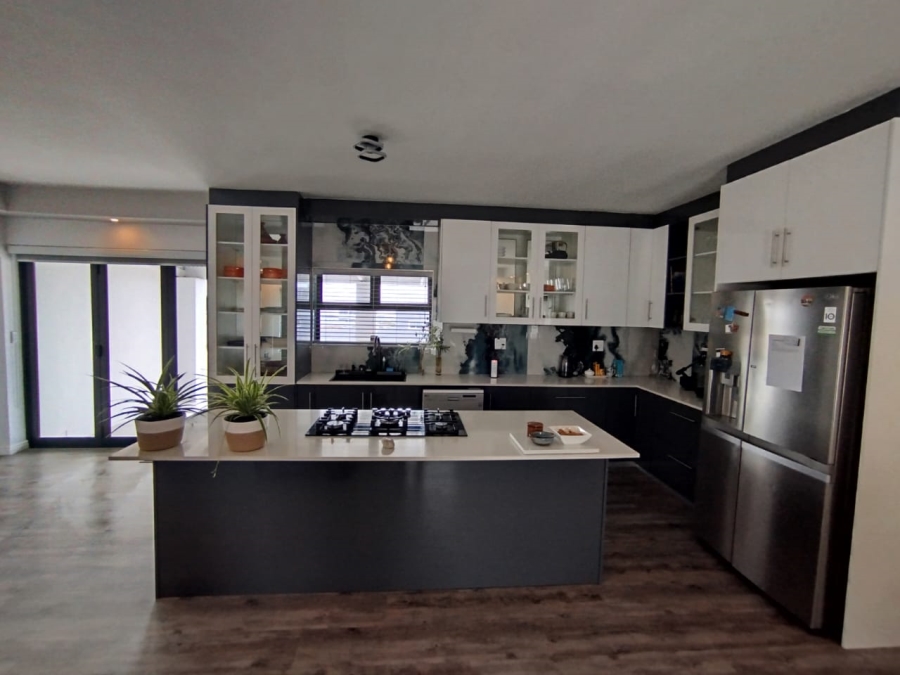 4 Bedroom Property for Sale in Hoogland Western Cape